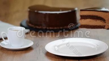 用巧克力装饰的法式摩丝蛋糕。 巧克力浓咖啡慕斯蛋糕加可可馅。